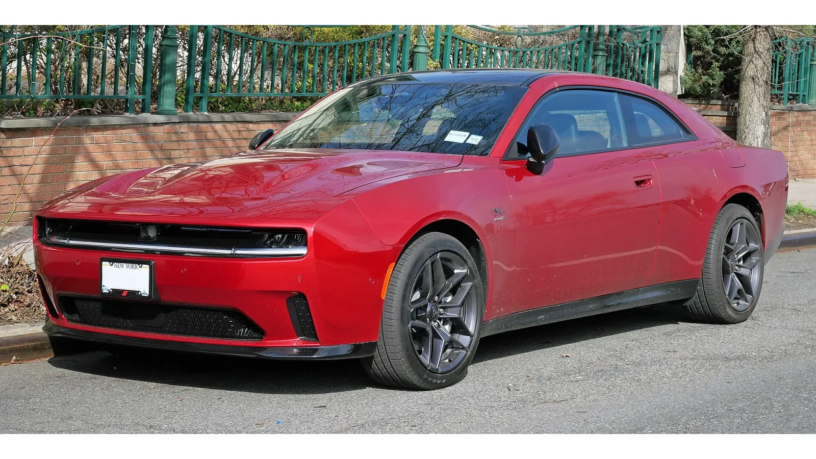 Dodge Charger 前四分之三视角 — SeaTac CONRAC 租车车型图库