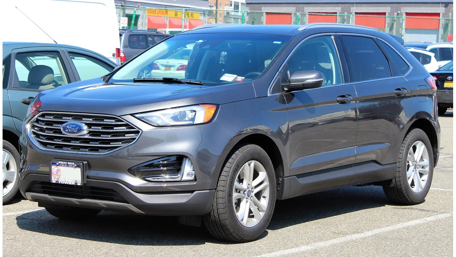Ford Edge 前四分之三视角 — SeaTac CONRAC 租车车型图库