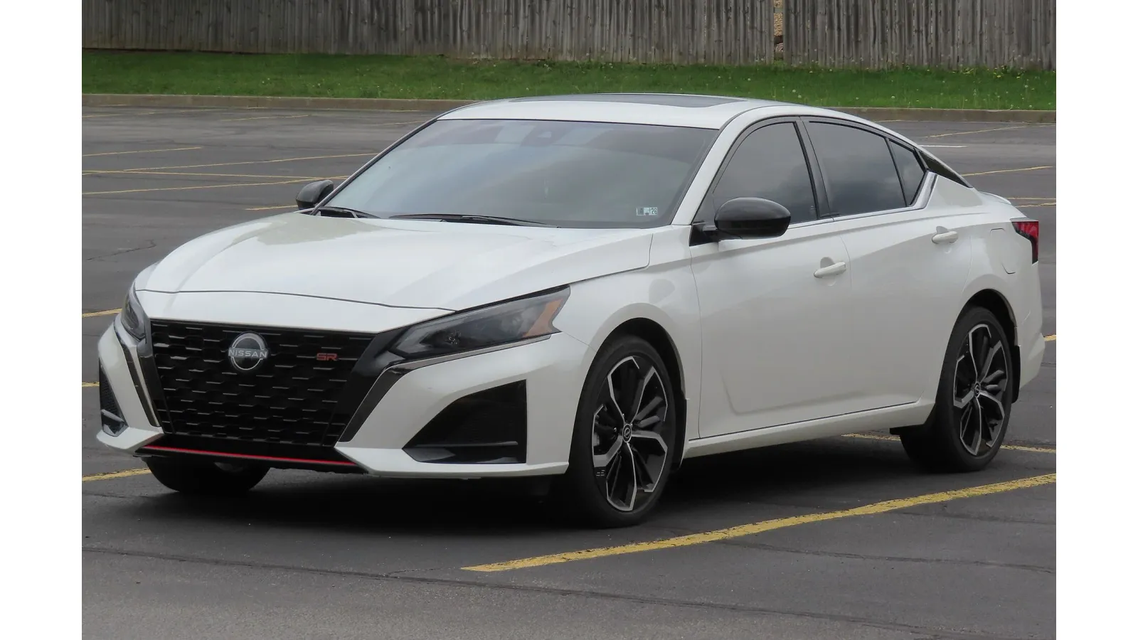 Nissan Altima 前四分之三视角 — SeaTac CONRAC 租车车型图库